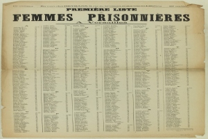 Ein vergilbtes altes Buch mit einer Liste von Frauenhäftlingen in schwarzer Schrift, möglicherweise mit weiteren Details in Spalten.