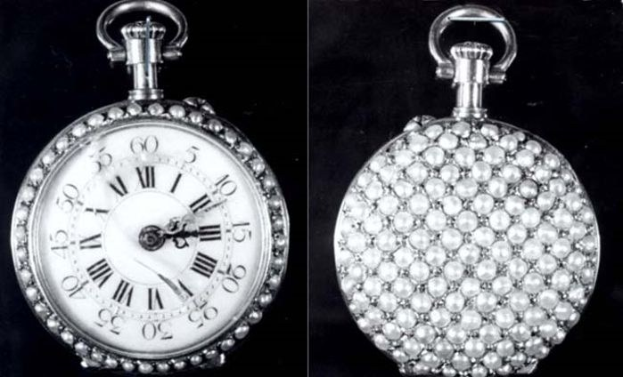 Eine silberne Taschenuhr mit eingearbeiteten Diamanten, mit einem runden Zifferblatt mit römischen Ziffern auf schwarzem Hintergrund.