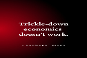 Ein Plakat mit fetter, schwarzer Schrift auf einem weißen Hintergrund, umrahmt von einem schmalen schwarzen Rand, mit der Aufschrift "Trickle-Down Economics Works Not" und einem Zitat von Präsident Biden.