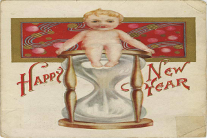 Eine altmodische Postkarte mit einem Baby in einem weißen Kleid auf einer Sanduhr sitzend und den Worten "Frohes neues Jahr" in dekorativer Schrift.