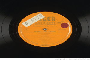 Eine schwarze Vinyl-Schallplatte mit einem orangen Etikett, auf dem steht "Mozart - Long Playing Fifties".