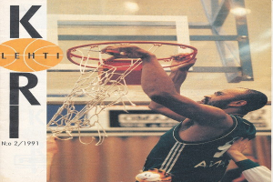 Ein Mann, der einen Basketball in den Korb wirft, mit einem Basketballnetz im Hintergrund, einer weiteren Person in der N"he und einer Wand dahinter, mit Text auf der linken Seite, der "Kobe Bryant 1991-92 Basketball Card" lautet.