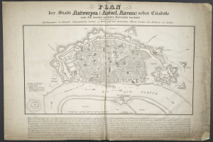 Ein altes Buch mit einer detaillierten Karte von Berlins Straßen, Gebäuden und Sehenswürdigkeiten, begleitet von Texten über die Bevölkerung und bemerkenswerte Merkmale.