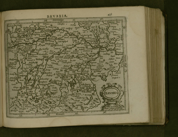 Offenes Buch mit detaillierter Karte von Bayern und begleitendem Text, der wahrscheinlich die Region beschreibt.