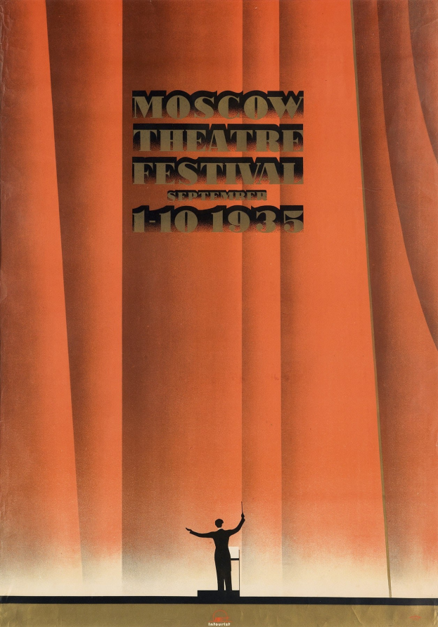 Plakat für das Moskauer Theaterfestival 1935, das eine Person vor einem Vorhang mit Text zeigt