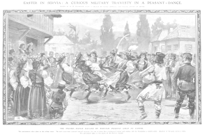 Schwarz-weißes Bild einer Gruppe von Menschen, die draußen vor einer Menge tanzen, mit Häusern und Bäumen im Hintergrund und einem Text unten, der "Ostern in Servia: Eine kuriose militärische Travestie in einem peasant dance" lautet.