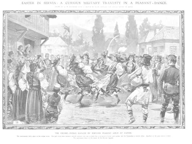 Schwarz-weißes Bild einer Gruppe von Menschen, die draußen vor einer Menge tanzen, mit Häusern und Bäumen im Hintergrund und einem Text unten, der "Ostern in Servia: Eine kuriose militärische Travestie in einem peasant dance" lautet.