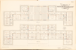 Ein aufgeschlagenes Buch mit einem detaillierten Grundriss des Berliner Olympia-Gymnasiums mit beschrifteten Räumen, Fluren und anderen Merkmalen sowie begleitendem Text.