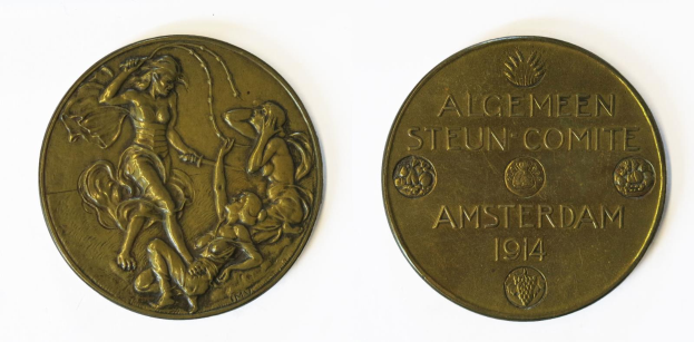 Eine goldene Medaille mit einem Mann und einer Frau darauf, vor einem wei├čem Hintergrund, mit der Inschrift "Algemeen Steun Comite Amsterdam 1914" darauf.