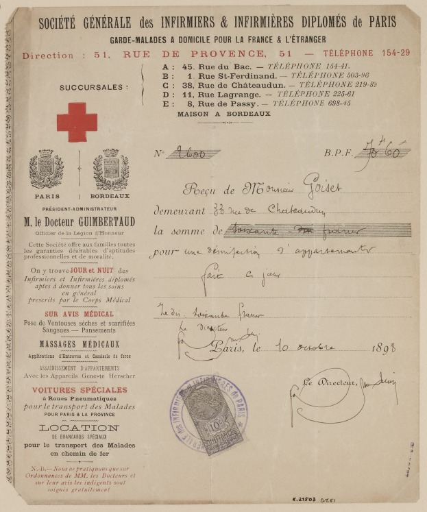 Alte medizinische Urkunde mit einem roten Kreuzsymbol, Text, Stempeln und einem Logo, das auf eine Aufzeichnung einer medizinischen Hilfsorganisation hinweist.