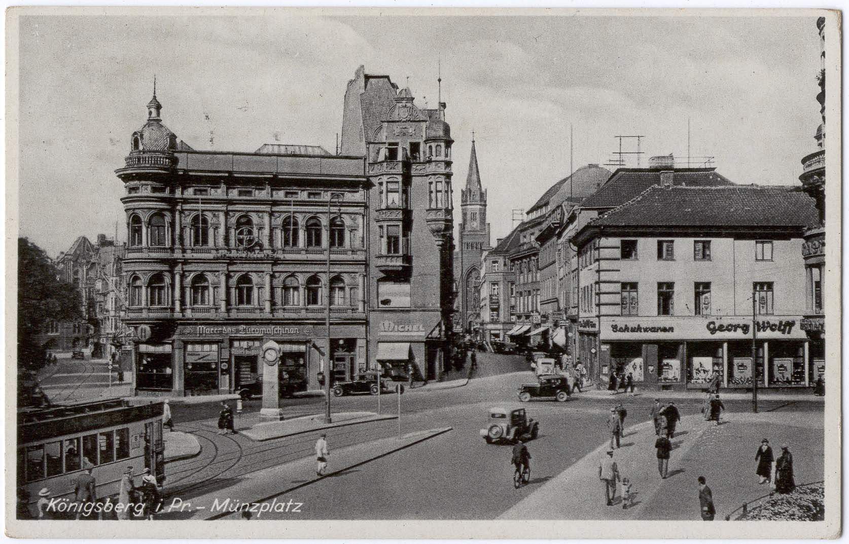 Schwarzes und weißes Foto einer belebten Münchner Stadtstraße mit Fußgängern, Fahrzeugen und Gebäuden, Bäumen im Hintergrund und Text unten.