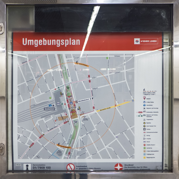 Ein detaillierter U-Bahn-Stationplan von München, Deutschland, auf einer Glasplatte angezeigt.