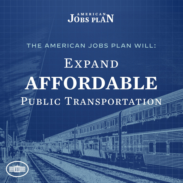 Plakat mit einer Bahn auf einem Bahngeleis mit Menschen in der Nähe, das "The American Jobs Plan Will Expand Affordable Public Transportation" bewirbt.