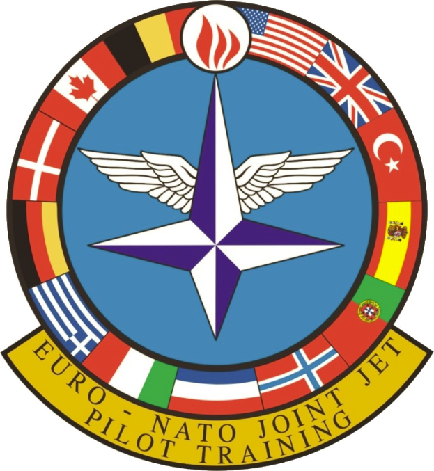 Logo der NATO Joint Jet Pilot Training mit einem blauen Kreis mit einem weißen Stern in der Mitte, umgeben von vier farbigen Flaggen, und dem Text "NATO Joint Jet" in Weiß.