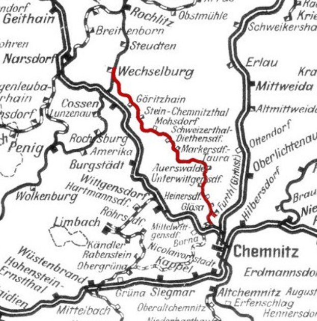 Schwarz-weiß-Karte einer Stadt mit einer roten Routelinie, beschriftet als Wechselburg und Chemnitz-Bahn.